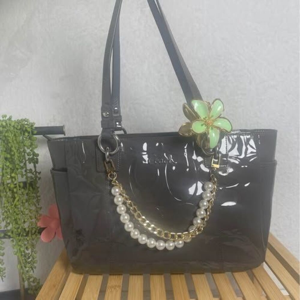 Coach Gallery East West Tote
(Model #F17728)